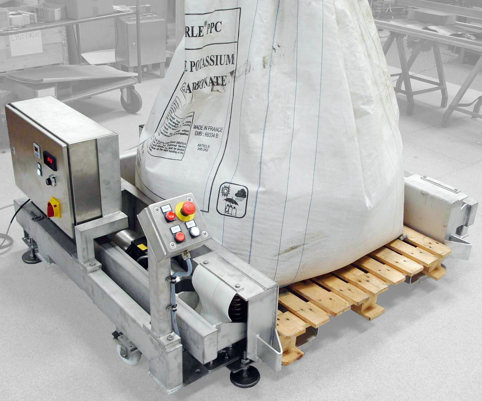 compacting big bag with vibrating table by NetterVibration