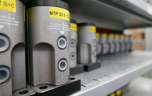 Produkte von NetterVibration stehen im Regal